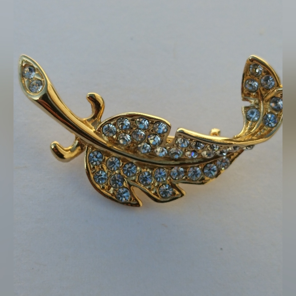 Vintage Gold tone rhinestone feather pin/brooch. - Picture 9 of 10